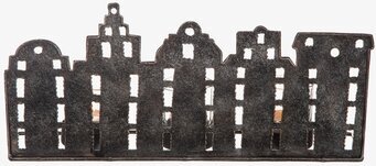 Bild av ljuslykta i hamrad plåt med stadssiluett