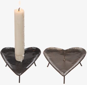 Bild av dekorativa hjärtformade ljusfat i hamrad plåt