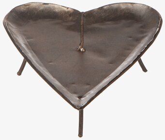 Bild av dekorativt hjärtformat ljusfat i hamrad plåt