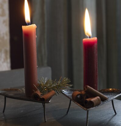 Bild av stämningsfulla ljusfat i hjärtformad design