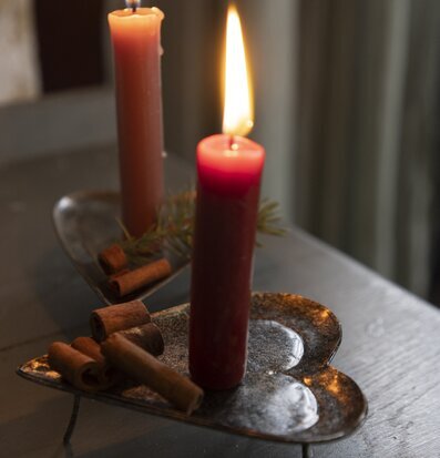 Foto av rustikt ljusfat i hjärtform med stearinljus