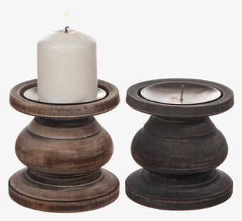 Bild av svarvade träljusstakar med klassisk design