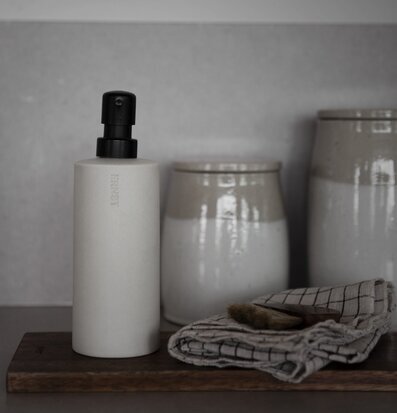 Bild av stilren tvålpump i harmonisk miljö hemma