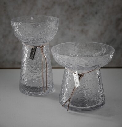 Foto av stilrena vaser med unikt mönstrat glas