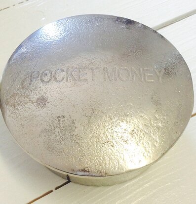 Bild av stilren metallburk för fickpengar och småsaker