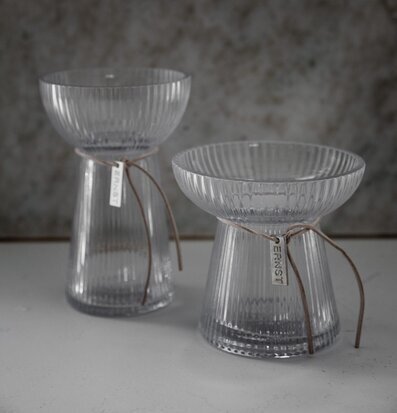 Foto av eleganta räfflade glasvaser med lädersnöre