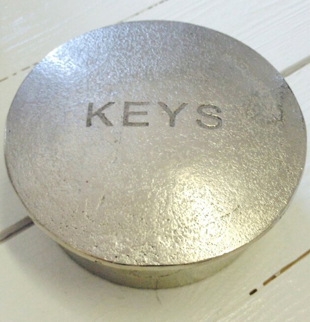 Box Keys från THG, rund metallisk nyckelbox på vit träyta