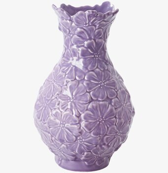 Bild av vas med lavendelfärg och blommönster i relief