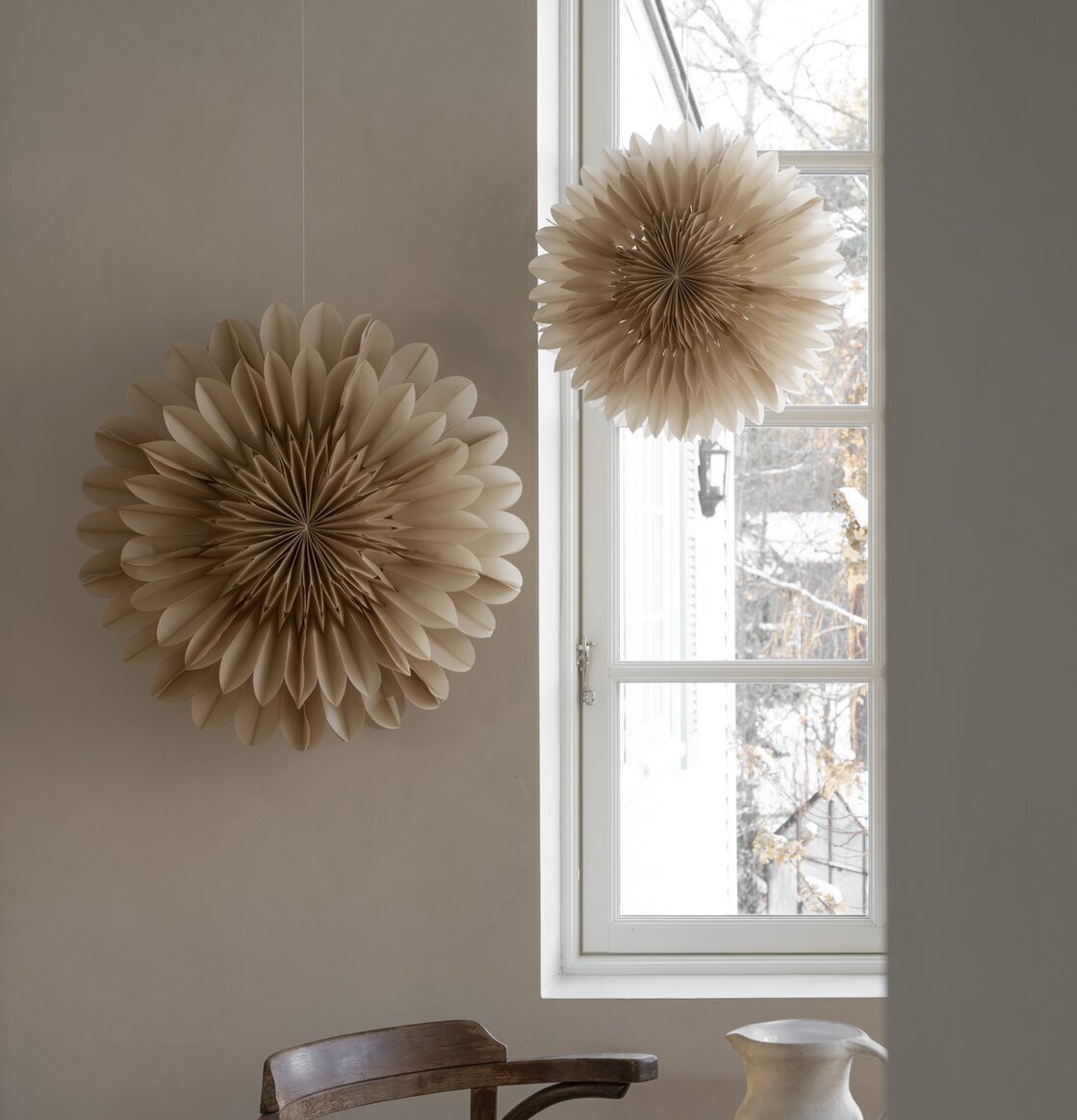 Julstjärna Lotus 44 Beige från Watt och Veke i fönster