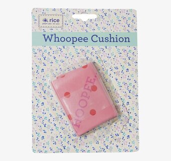 Bild av lekfull rosa whoopee-kudde i blommig förpackning