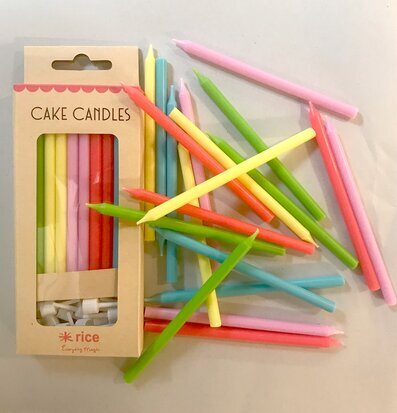 Bild av färgglada tårtljus i stilren förpackning