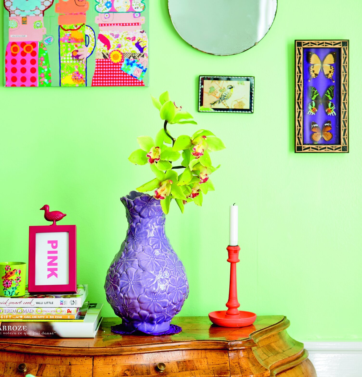 Vas Blomma Lavendel från Rice på träbyrå med dekorationer