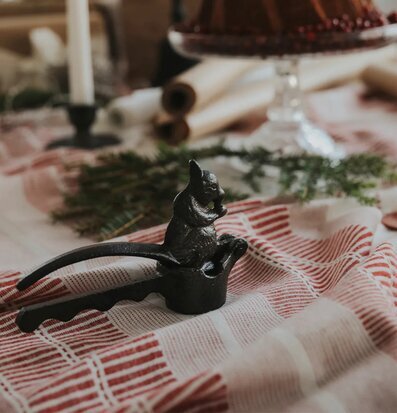 Bild av dekorativ nötknäppare i hemtrevlig miljö