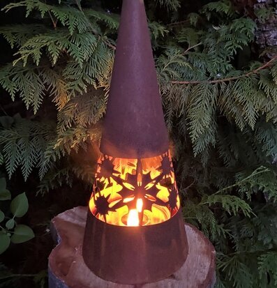 Foto av dekorativ konformad ljuslykta i naturmiljö