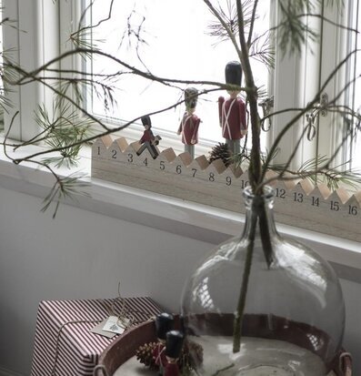 Bild av julstämning med adventskalender och dekorationer