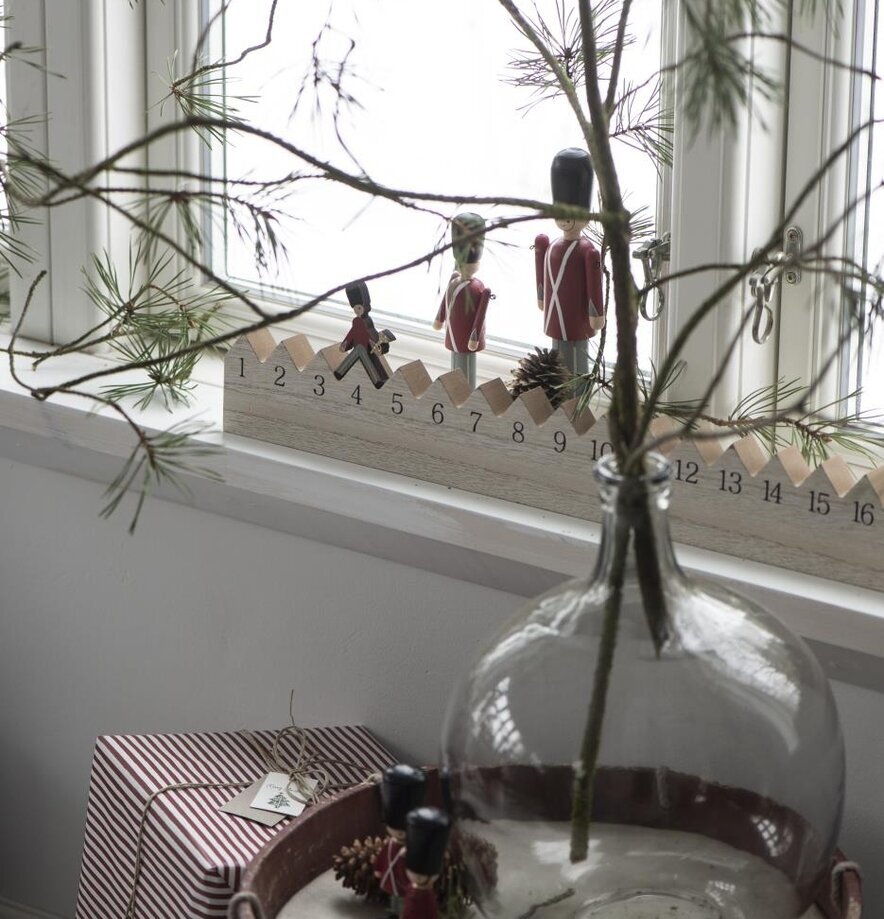 Julkalender 1-24 från IB Laursen på en vit fönsterbräda