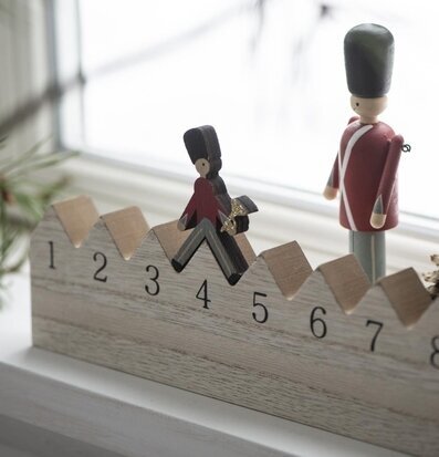 Bild av dekorativ träkalender med julkänsla