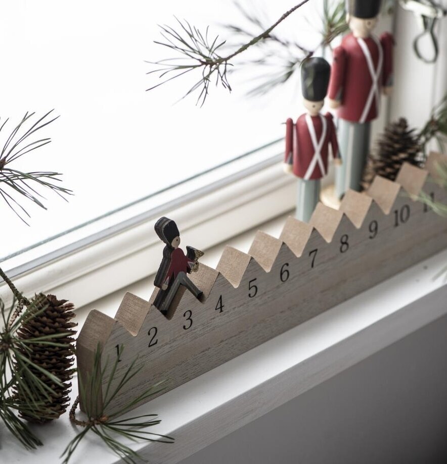 Julkalender 1-24 från IB Laursen på fönsterbräda med snö