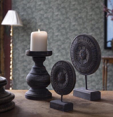 Bild av harmonisk och stilfull inredning med ljus