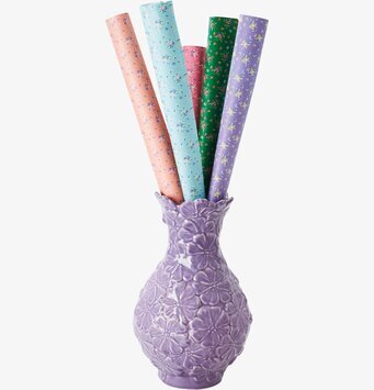 Bild av färgglad vas med blommönster och presentpapper