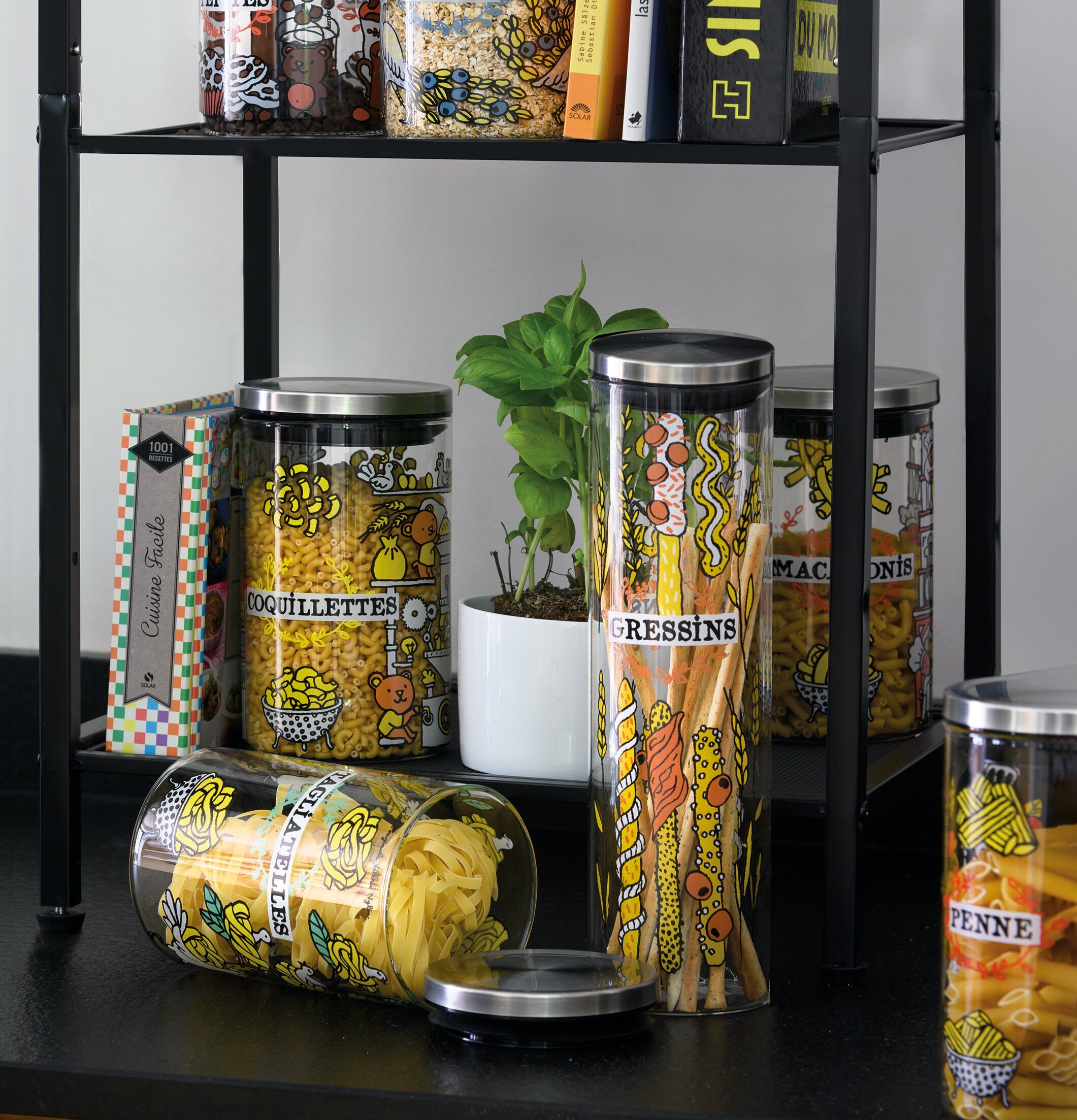 Foto av stilfullt kök med färgglada glasburkar