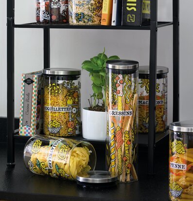 Foto av stilfullt kök med färgglada glasburkar