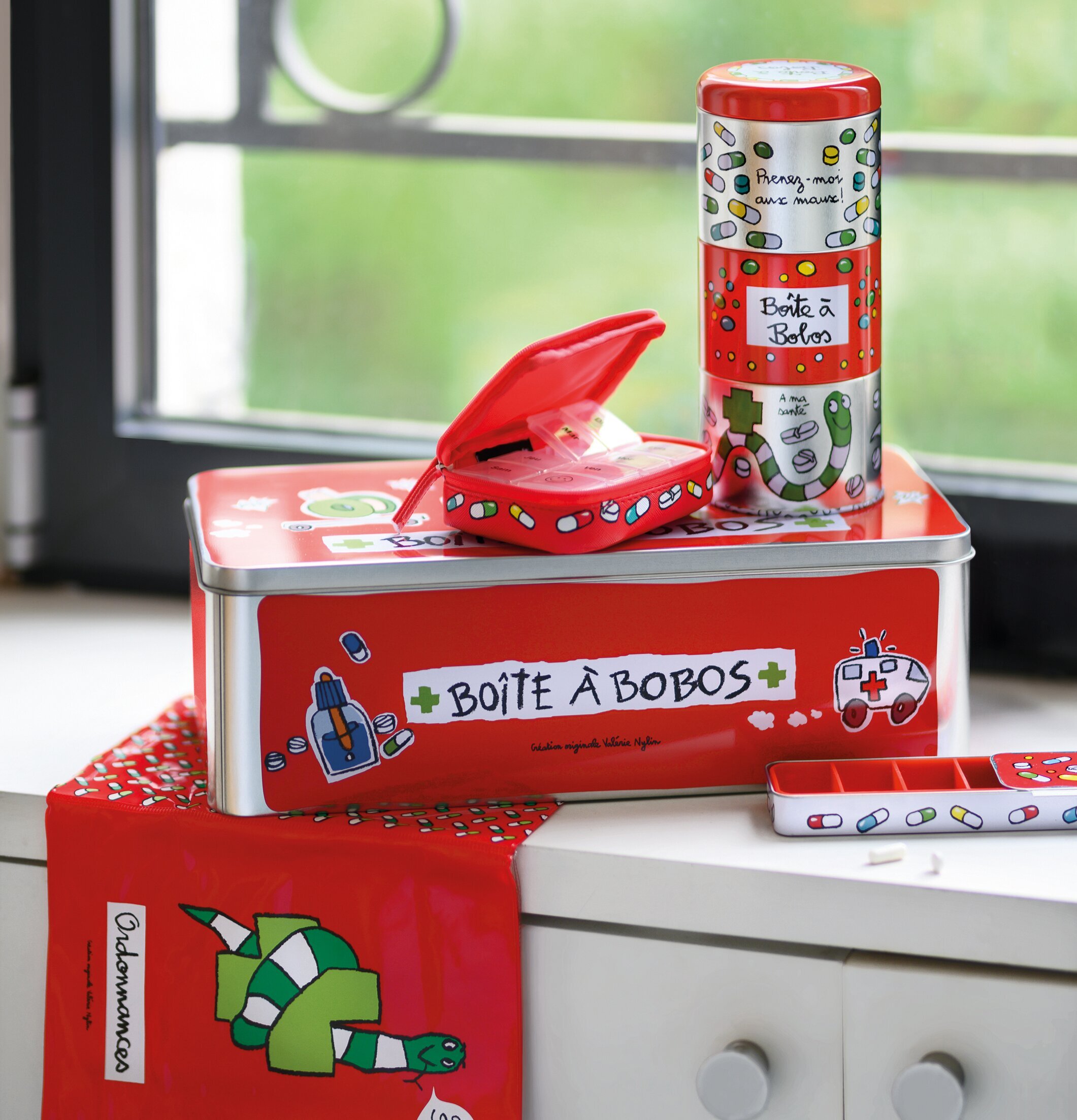 Plåtburk Medicin från Derriére la porte i livfull röd färg