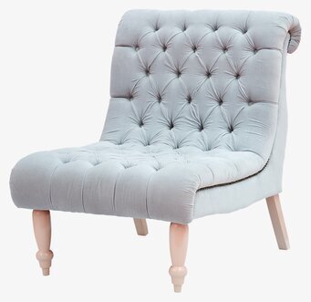 Foto av loungefåtölj i mjukt grått med klassisk design