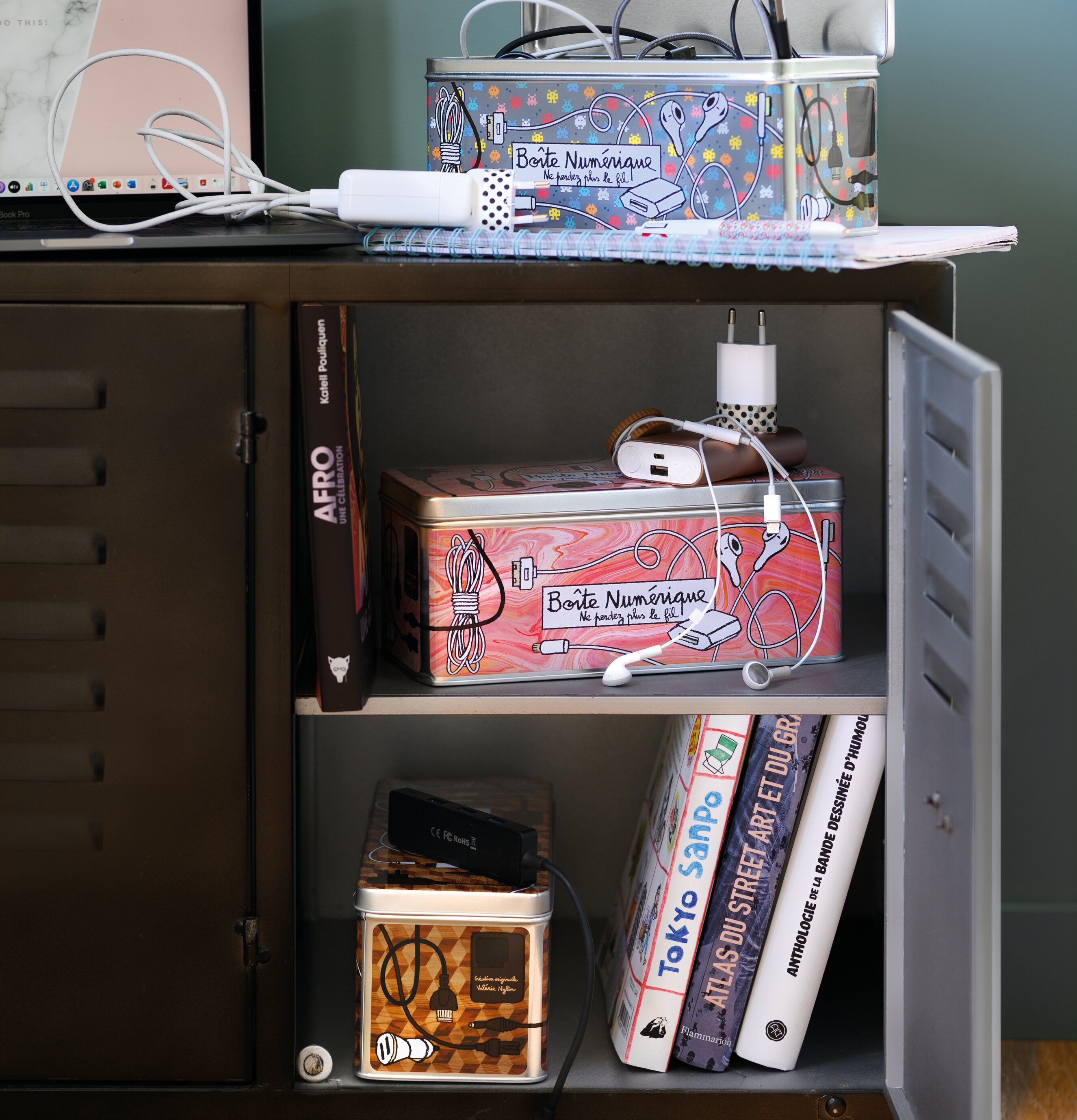 Plåtburk Laddare Rosa från Derriére la porte i skåp