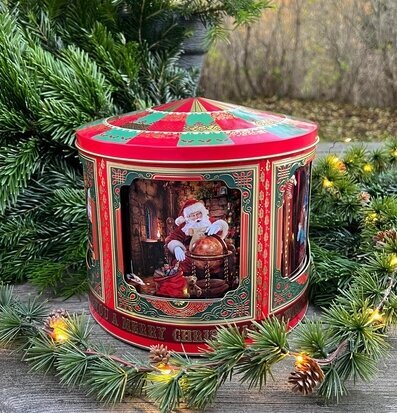 Bild av julmotiv på dekorativ plåtburk med speldosa