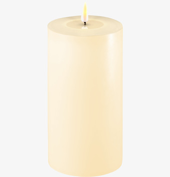 Bild av krämvitt LED-ljus med realistisk flamma