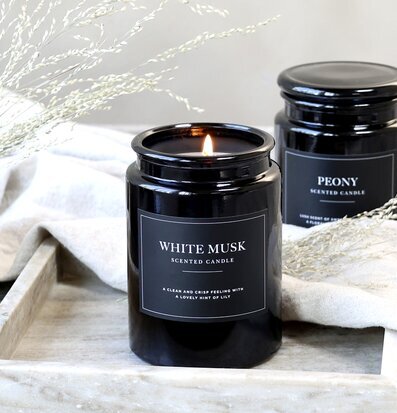 Bild av stilrena doftljus i elegant och harmonisk miljö