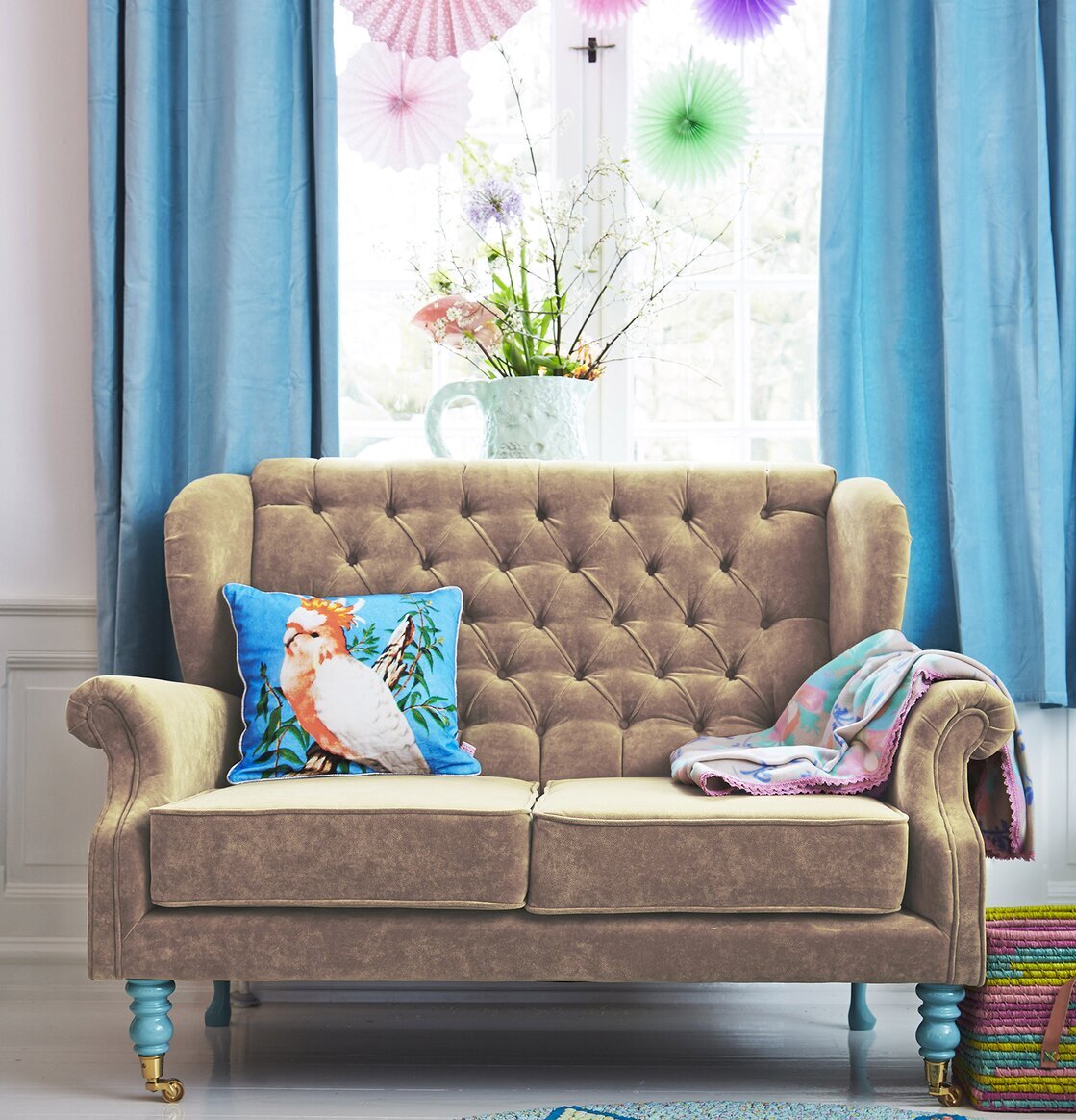 Bild av harmonisk inredning med färgglada detaljer