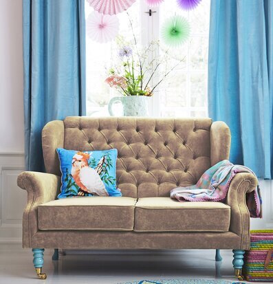 Bild av harmonisk inredning med färgglada detaljer