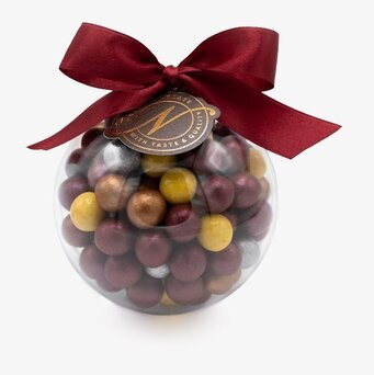 Bild av elegant förpackad julkula med chokladkulor