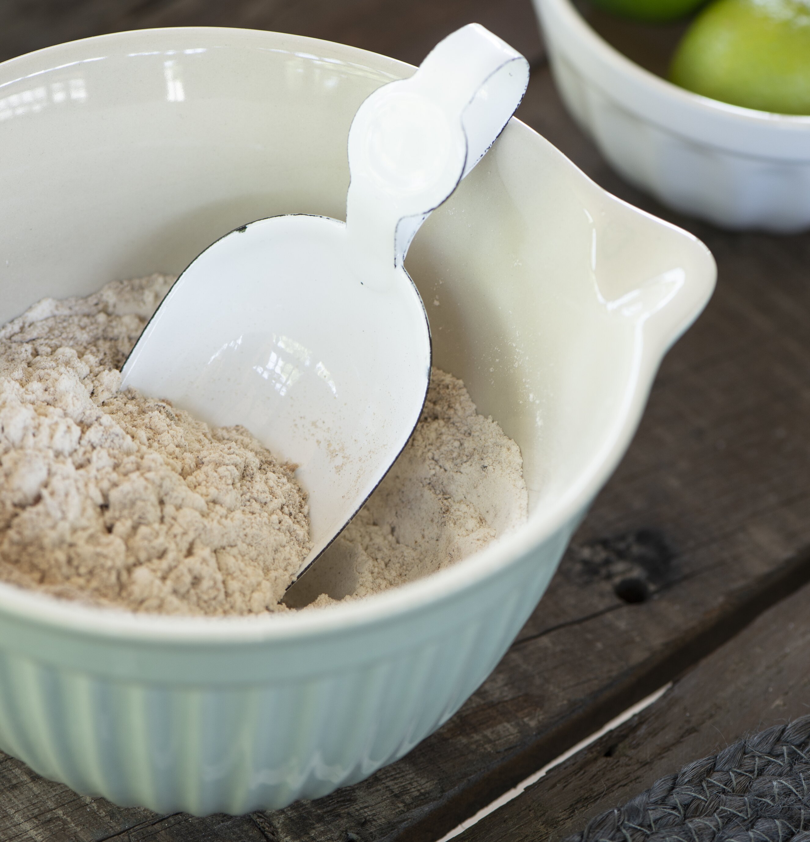 Vispskål Mynte Green Tea från IB Laursen fylld med mjöl