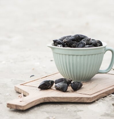 Bild av harmonisk köksinredning med skål och musslor