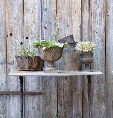 Bild av rustik utomhusmiljö med krukor och växter