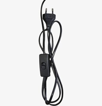 Bild av svart sladd och strömbrytare för lampa