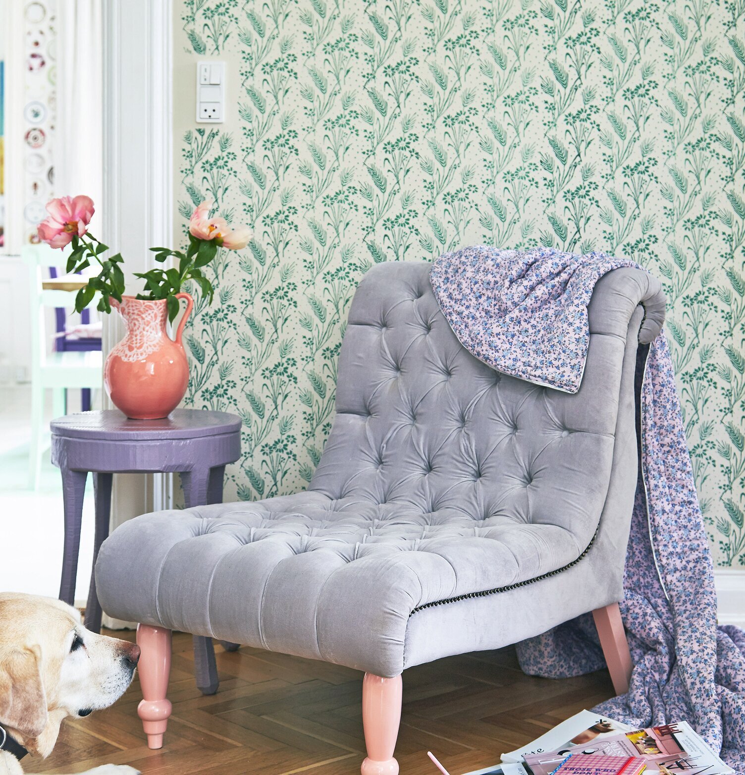 Bild av hemtrevlig hörna med elegant loungefåtölj