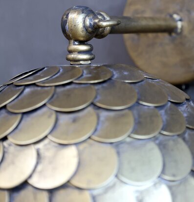 Bild av detaljrik vägglampa med antik mässingsfinish