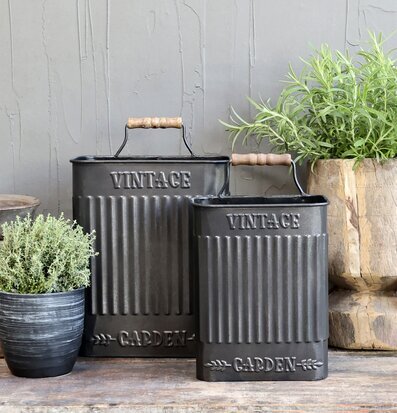 Bild av rustik komposition med krukor och behållare