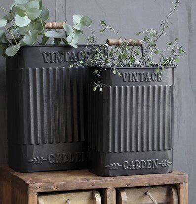 Foto av stilfulla svarta krukor med vintage-känsla