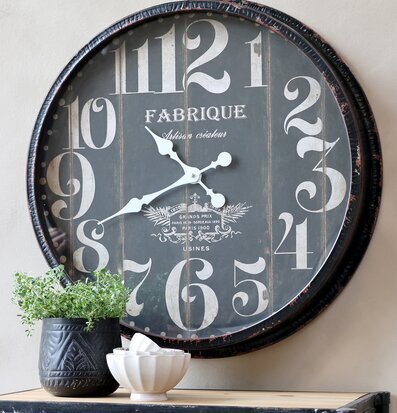Bild av antiksvart väggklocka med rustik charm