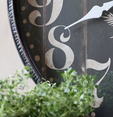 Bild av antik väggklocka med vintage design