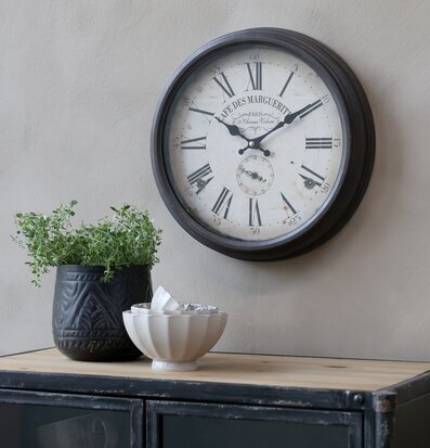 Bild av stilfull inredning med antik väggklocka