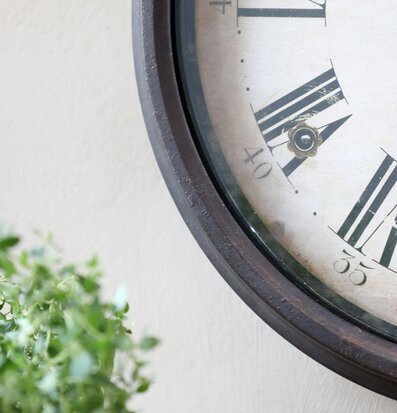 Bild av antik väggklocka med rustik och elegant stil