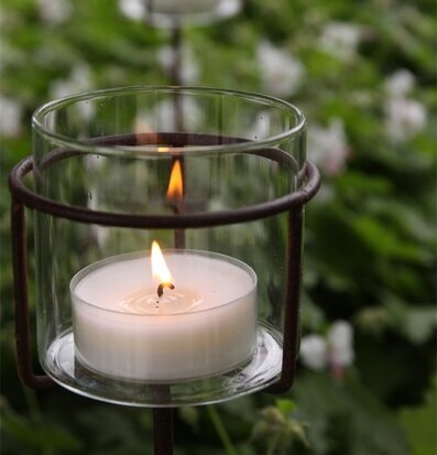 Bild av ljuslykta i glas och metall för stämning