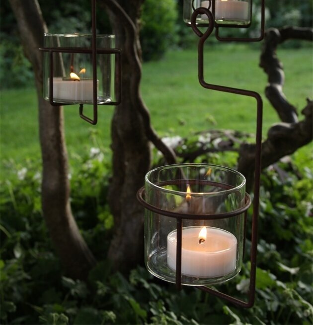 Ljuslykta Stormhatt Hängande från Eldgarden i grönska