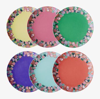 Bild av färgglada melamintallrikar med blomstermönster